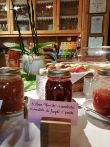 un comptoir avec bocaux de miel sur une table dans l'établissement Gasthof Trausberg, à Corvara in Passiria