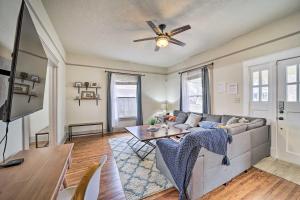 Area tempat duduk di Pet-Friendly Tulsa Home, 2 Mi to Downtown!