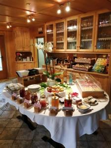 une table contenant de nombreux types de denrées alimentaires différents dans l'établissement Gasthof Trausberg, à Corvara in Passiria