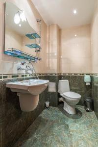 La salle de bains est pourvue d'un lavabo et de toilettes. dans l'établissement Family Hotel Chiplakoff, à Bourgas