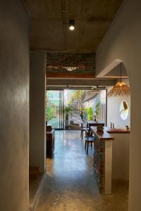 une cuisine et une salle à manger avec une table et des chaises dans l'établissement Barbados Cherry Villa, à Hội An