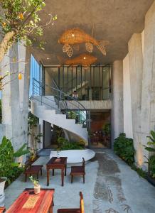 un bâtiment avec un escalier, des tables et des bancs dans l'établissement Barbados Cherry Villa, à Hội An