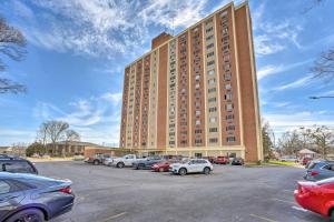 un gran edificio con coches estacionados en un estacionamiento en Bright and Airy Apartment about 10 Mi to Dive Land Park!, en Gadsden