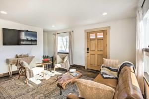 Μια τηλεόραση ή/και κέντρο ψυχαγωγίας στο Beautiful Livingston Home with Mountain Views