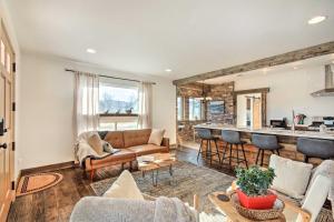 Χώρος καθιστικού στο Beautiful Livingston Home with Mountain Views