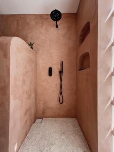 阿漢伽馬的住宿－Black Honey，墙上的淋浴
