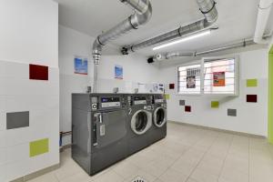 - une buanderie avec un lave-linge et un sèche-linge dans l'établissement Apparteo Perpignan, à Perpignan