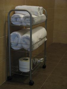 un toallero con toallas en el baño en B&B Li Figuli, en Lecce