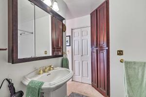 un baño con lavabo y espejo en Outdoorsy Utah Paradise with Mountain Views!, en Salina 17 fotos más