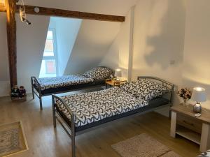ein Schlafzimmer mit zwei Betten in einem Zimmer in der Unterkunft ZUM GUTEN HIRTEN in Traben-Trarbach