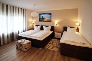 una camera d'albergo con due letti e una finestra di Ferienhaus Jule a Pudagla