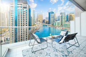 Elle comprend un balcon offrant une vue sur la ville. dans l'établissement LUX Marina Promenade Penthouse Suite, à Dubaï