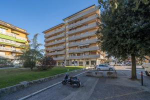 une moto garée dans un parking devant un bâtiment dans l'établissement Zia Dina APT - with Balcony, à Pasian di Prato