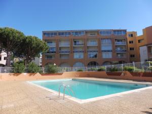 Bazén v ubytovaní ANTINEA Joli T2 cabine piscine proche plage Richelieu cap d'Agde alebo v jeho blízkosti