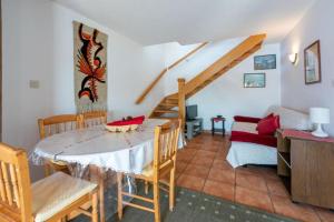 un salon avec une table, des chaises et un canapé dans l'établissement Apartments Vera, à Supetarska Draga 39 autres photos