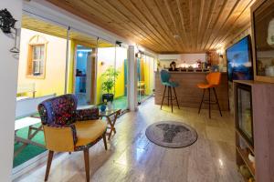 THE LITTLE PRINCE BOUTIQUE HOTEL في أنطاليا: غرفة معيشة مع بار وكراسي ملونة