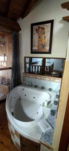 una gran bañera blanca en una habitación en El Balconcillo-Los Sitios de Aravalle, en Umbrías