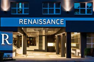 un bâtiment bleu avec un panneau indiquant renassurance dans l'établissement Renaissance Wien Hotel, à Vienne