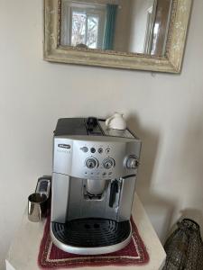 une cafetière assise sur un comptoir sous un miroir dans l'établissement Maison d'Hôtes La Bastide Bleue, à Marseille