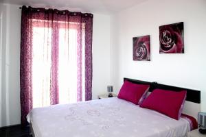 Postel nebo postele na pokoji v ubytování Villa Aleksandra + 37 fotografií
