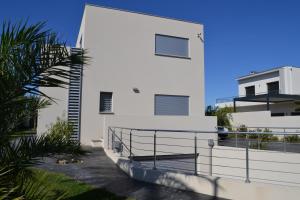 Casa blanca con balcón y palmera en Villa de standing Piscine privée à 15 min des plages 8VB11, en Perpiñán