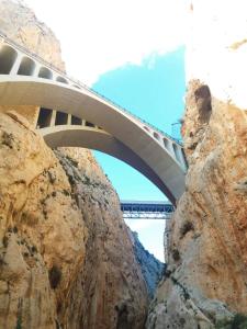 un pont sur une montagne entre deux rochers dans l'établissement Casa Seagulls, à Altea