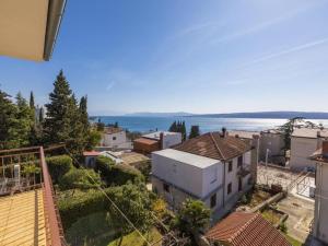 ariaal uitzicht op een stad met huizen en de oceaan bij Apartments Melita in Dramalj