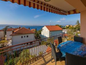 een balkon met uitzicht op de oceaan bij Apartments Melita in Dramalj