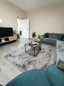 sala de estar con sofá y mesa en Apartman Smile en Čačak