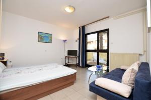 Postel nebo postele na pokoji v ubytování Apartments Ljiljana