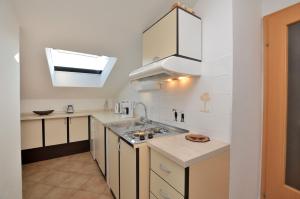 Kuchyň nebo kuchyňský kout v ubytování Apartments Ljiljana
