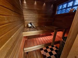 una vista interior de una sauna de madera con un banco en Valoisa huoneisto jossa erinomaiset vuoteet., en Mikkeli