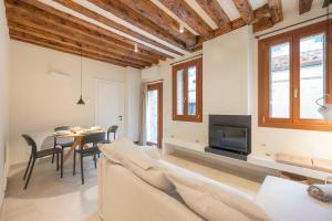 ein Wohnzimmer mit einem Sofa und einem Tisch in der Unterkunft Grifalcon D'Oro - Centro Storico in Venedig