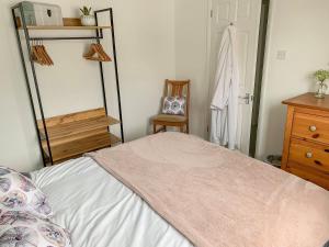 Corner Cottage tesisinde bir odada yatak veya yataklar