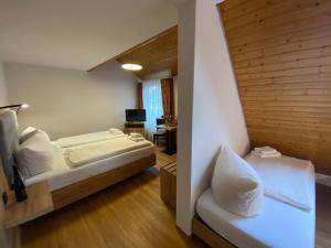 Zimmer mit einem Bett und einem Schreibtisch mit einem Stuhl in der Unterkunft Gasthof Engel in Müllheim