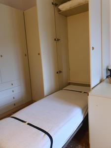 una piccola camera con due letti e due armadi di Casa Adriana a Rapallo 1 altra foto