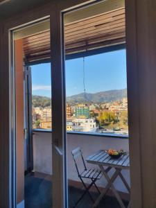 einen Balkon mit einem Tisch und Stadtblick in der Unterkunft Casa Adriana in Rapallo