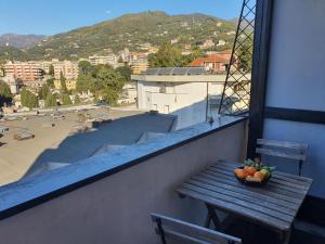 un cesto di frutta su un tavolo sul balcone di Casa Adriana a Rapallo