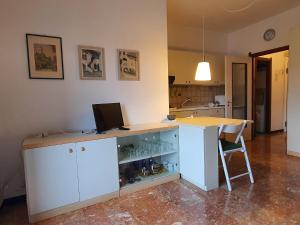 eine Küche mit einem Schreibtisch und einem Computer darauf in der Unterkunft Casa Adriana in Rapallo