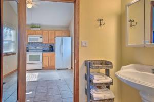 Et bad på The Brewer Guesthouse Tiny Home with Patio and Yard! + 18 bilder