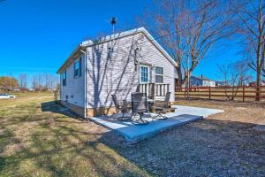 uma pequena casa com duas cadeiras num alpendre em The Brewer Guesthouse Tiny Home with Patio and Yard! em Perryville