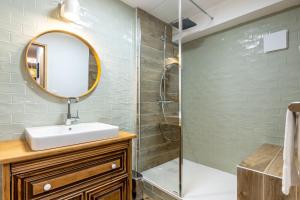 y baño con lavabo y ducha. en Le 05-GregIMMO-Appart'Hôtel en Montbéliard