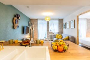 kuchnia ze zlewem i salon w obiekcie Le 05-GregIMMO-Appart'Hôtel w mieście Montbéliard