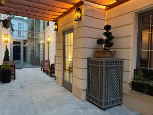 een gebouw met een veranda met een potplant erop bij Hotel Particulier La Defense - Boutique Hotel Paris in Puteaux