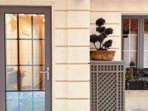 ピュトーにあるHotel Particulier La Defense - Boutique Hotel Parisの鉢植え家の扉