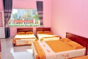 Łóżko lub łóżka w pokoju w obiekcie Cô Tô Cường Thịnh Homestay