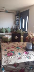 - un salon avec une table et des décorations dans l'établissement Casa N Campestre en las faldas del Taita Imbabura, à San Juan de Ilumán