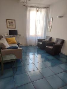 ein Wohnzimmer mit 2 Sofas und einem TV in der Unterkunft Appartamento Delle Grazie in Rom