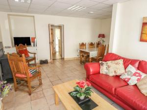 uma sala de estar com um sofá vermelho e uma mesa em Glebe House em Ballinrobe