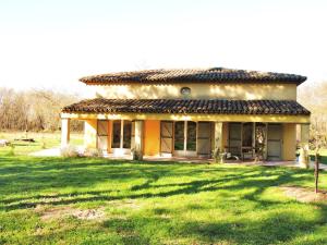 una pequeña casa con un césped verde delante de ella en Terre de Sel en Grimaud